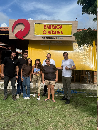 Equipe da Barraca O Miraíma em frente à fachada
