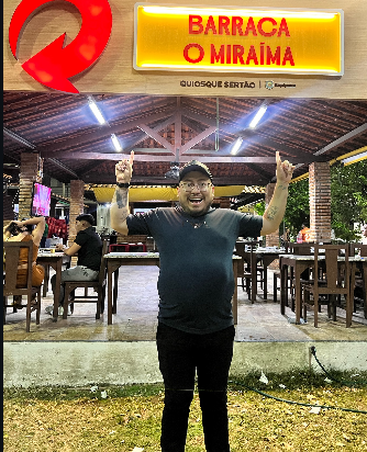 Fachada iluminada da Barraca O Miraíma em Itapipoca