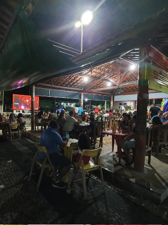 Salão cheio à noite na Barraca O Miraíma