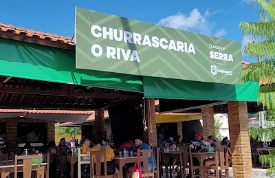 Fachada da Churrascaria O Riva com toldo verde