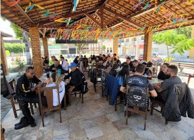 Salão da Churrascaria O Riva cheio de clientes em Itapipoca